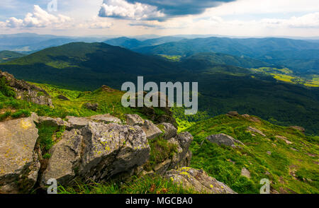 Chemin d'un visage tigre falaise au-dessus de la vallée. paysage spectaculaire des montagnes des Carpates en été. location montagne Pikui, Ukraine Banque D'Images