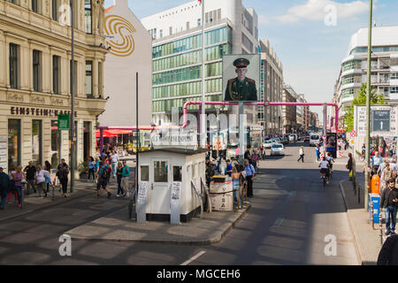 Berlin, Allemagne - 17 mai 2017 : les touristes à Checkpoint Charlie, ancien point de passage du mur de Berlin entre l'Est et l'ouest de Berlin pendant le froid Banque D'Images