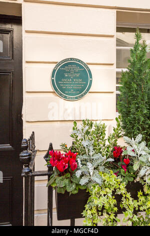 Londres, Royaume-Uni - 13 mai 2015 : un signe extérieur de la Theatre Royal Haymarket note premières représentations d'Oscar Wilde joue au théâtre. Banque D'Images