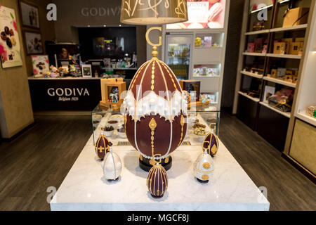 Chef de développement créatif de Godiva chérir Finden hier a dévoilé sa première création pour le chocolatier de luxe - un géant de 5 000 € oeuf de Pâques Atelier de luxe, qui pèse un incroyable 25 kg, et a pris le célèbre gourou de pâtisserie et son équipe de 192 heures à créer. Mesurant un mètre de hauteur, de la feuille d'or et ornés de perles de chocolat blanc est chef-d'œuvre faits entièrement de Godiva's finest Belgian dark et chocolat blanc, et c'est le chocolatier le plus cher de l'œuf de Pâques à ce jour. Où : London, Royaume-Uni Quand : 27 Mar 2018 Crédit : Tom Nicholson//WENN.com PinPep Banque D'Images