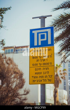 Parking sign dans la ville de Tel Aviv, Israël. Banque D'Images