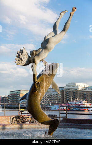 Londres, Royaume-Uni - 13 mai 2015 : à côté de Tower Bridge est la fille avec une statue de dauphin. Banque D'Images