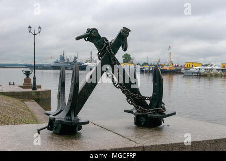 Deux ancres dans le golfe de Finlande près du parc Petrovsky à Cronstadt en Russie. Banque D'Images