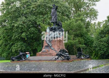 KRONSTADT, SAINT PETERSBURG, Russie - le 21 août 2017 : le monument de la Fédération Le Vice-amiral Stepan Makarov dans le carré d'ancrage Banque D'Images