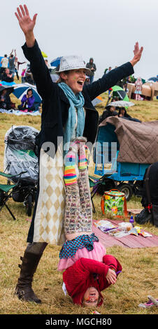 Woman singing, bras tendus alors que jeune fille se tient sur sa tête en face d'elle, Deer Park Baldersby Shed,Festival, Yorkshire du Nord, Juillet 2015 Banque D'Images