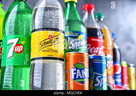 POZNAN, POLOGNE - Apr 6, 2018 : Bouteilles de marques de boissons gazeuses à l'échelle mondiale, y compris les produits de Coca-Cola et Pepsico Banque D'Images