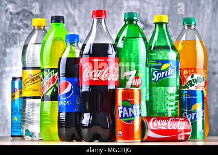 POZNAN, POLOGNE - Apr 6, 2018 : Bouteilles de marques de boissons gazeuses à l'échelle mondiale, y compris les produits de Coca-Cola et Pepsico Banque D'Images