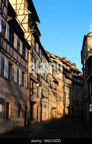 Boutiques et façades colorées des maisons à colombage, ville de Colmar, en Alsace, Alsace, France, Europe Banque D'Images