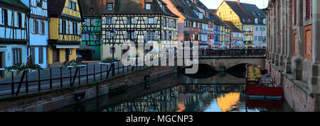 Maisons colorées et des cafés dans la Petite Venise / La Petite Venise, quartier des poissonniers, ville de Colmar, en Alsace, Alsace, France, Europe Banque D'Images