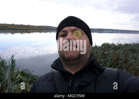 Un homme sérieux avec de l'argent virtuelle bitcoin (nouveau ) Banque D'Images