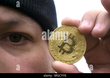 Bitcoin fou amoureux avec une pièce d'or dans votre main , drôle miner avec BTC près du visage Banque D'Images