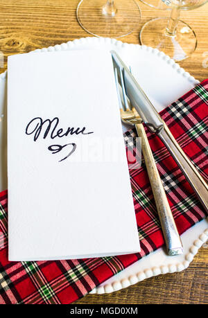 Réglage de la table dans un style rustique avec menu Banque D'Images