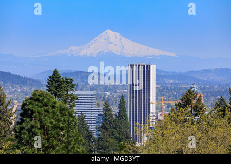 Belle vue depuis le jardin japonais de Portland, Oregon, USA Banque D'Images