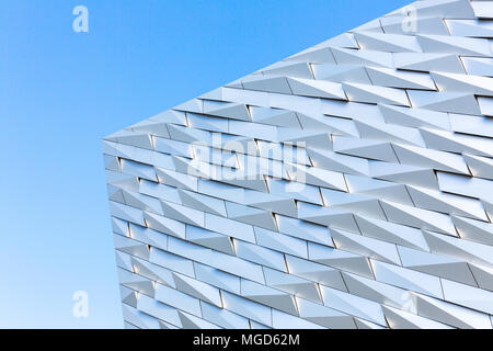 Belfast/N. Irlande - 31 mai 2015 : Sur le quai où le Titanic a été construit est un musée commémorant l'emblématique navire. Banque D'Images