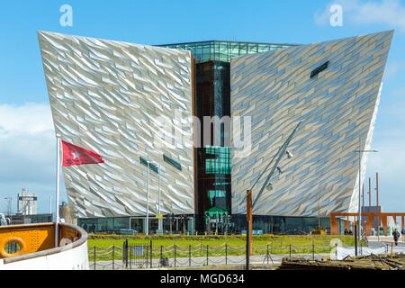 Belfast/N. Irlande - 31 mai 2015 : Sur le quai où le Titanic a été construit est un musée commémorant l'emblématique navire. Banque D'Images