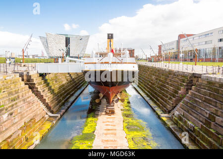 Belfast/N. Irlande - 31 mai 2015 : en cale sèche, en cours de travail est le nomade, basée à Cherbourg, France. Ici sur une journée ensoleillée à Belfast. Banque D'Images