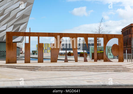 Belfast/N. Irlande - 31 mai 2015 : Sur le quai où le Titanic a été construit est un musée commémorant l'emblématique navire. Banque D'Images