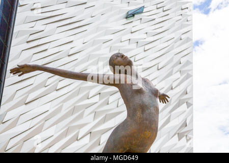 Belfast/N. Irlande - 31 mai 2015 : Sur le quai où le Titanic a été construit est un musée commémorant l'emblématique navire. Banque D'Images