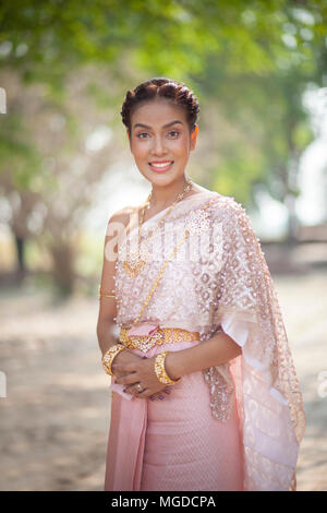 Belle femme thaïlandaise portant des vêtements vieille tradition thaïlandaise holding style bois de bambou parapluie avec dents smiling face Banque D'Images