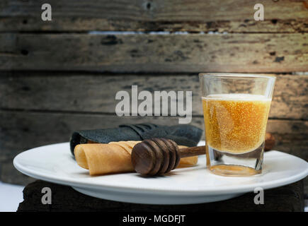 La crêpe dessert servi avec du miel et de la banane, vintage background Banque D'Images