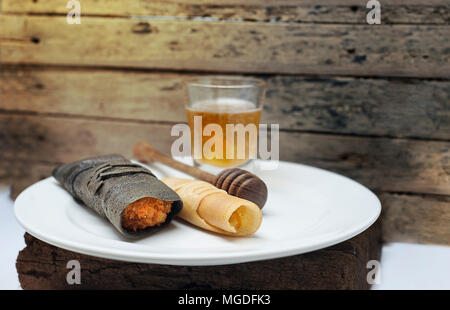 La crêpe dessert servi avec du miel et de la banane, vintage background Banque D'Images