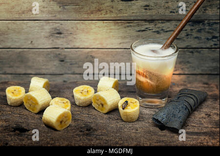 Crêpe dessert charbon servi avec du miel et de la banane, vintage background Banque D'Images