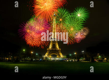 PARIS, FRANCE - 1 janvier 2016 : Tour Eiffel, rendement lumineux allumé en spectacle. Banque D'Images