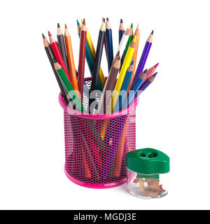 Crayons de couleur dans le panier et taille-crayon sur fond blanc. Banque D'Images