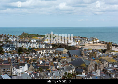 Une vue sur la pittoresque ville de St Ives, Cornouailles sur la coopération de la côte de Cornouailles. Maisons en rangées avec la mer au-delà de à Saint Ives en Cornouailles. Banque D'Images