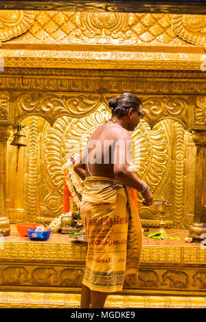 Temple Manakula Vinayagar temple, PUDUCHERY, Pondichery, Tamil Nadu, Inde - mars vers 2018. Prêtre du Temple Hindou indien en or Dieu Shiva Ganesha Banque D'Images