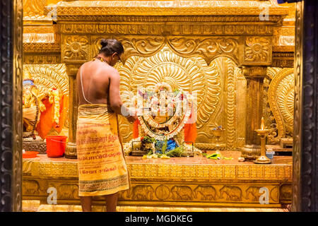 Temple Manakula Vinayagar temple, PUDUCHERY, Pondichery, Tamil Nadu, Inde - mars vers 2018. Prêtre du Temple Hindou indien en or Dieu Shiva Ganesha Banque D'Images