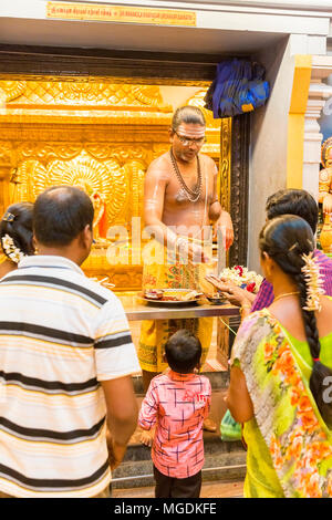 Temple Manakula Vinayagar temple, PUDUCHERY, Pondichery, Tamil Nadu, Inde - mars vers 2018. Prêtre du Temple Hindou indien en or Dieu Shiva Ganesha Banque D'Images