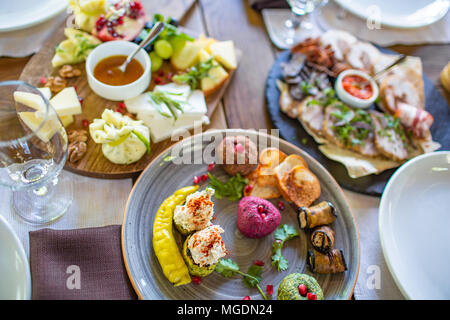 Pkhali bouchées sur plaque dans un restaurant, plats géorgiens. Servi au restaurant et table Banque D'Images