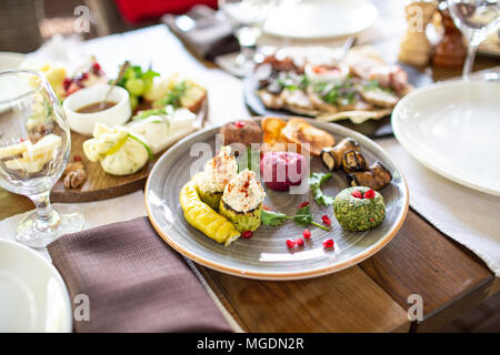 Pkhali bouchées sur plaque dans un restaurant, plats géorgiens. Servi au restaurant et table Banque D'Images