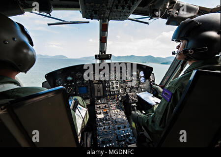 PRANBURI, THAÏLANDE - 4 décembre 2016 - détails de l'intérieur du poste de pilotage d'hélicoptère de l'Armée avec pilote et pilote à bord tout en volant au-dessus de la rivière. Pr pilote Banque D'Images
