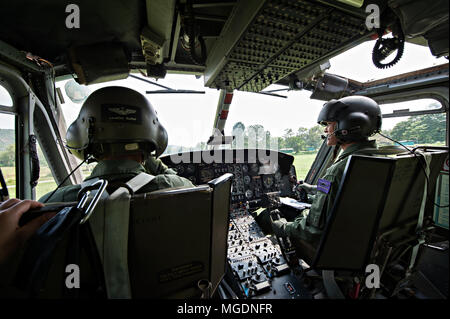 PRANBURI, THAÏLANDE - 4 décembre 2016 - détails de l'intérieur du poste de pilotage d'hélicoptère de l'Armée avec pilote et pilote à bord tout en volant au-dessus de la rivière. Pr pilote Banque D'Images