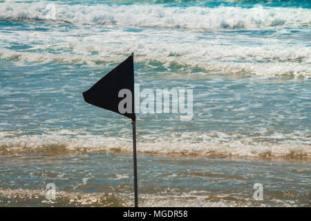 Un indicateur d'alerte noire marquant la limite de la zone de baignade sécuritaire lors d'une belle plage avec ciel bleu et une mer turquoise en Israël. Banque D'Images