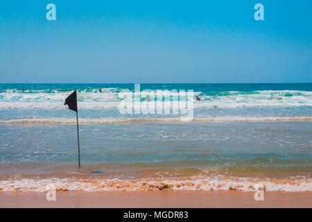 Un indicateur d'alerte noire marquant la limite de la zone de baignade sécuritaire lors d'une belle plage avec ciel bleu et une mer turquoise en Israël. Piscine encore Banque D'Images