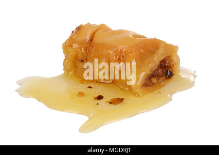 Rouleau dessert sucré sirop sucré dans baklava isolé sur fond blanc. Banque D'Images