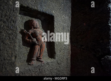 Les grottes d'Ellora UNESCO World Heritage Site. Statue de Big Buddha à l'intérieur, des sanctuaires consacrés au bouddhisme, l'Hindouisme et le jaïnisme. Temples et monastères n Banque D'Images