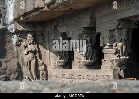 Les grottes d'Ellora UNESCO World Heritage Site. Statue de Big Buddha à l'intérieur, des sanctuaires consacrés au bouddhisme, l'Hindouisme et le jaïnisme. Temples et monastères n Banque D'Images