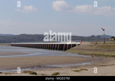 A Northern Railway classe 158 DMU numéro 158870 traversant Kent Viaduct à Arnside le 14th avril 2018. Banque D'Images