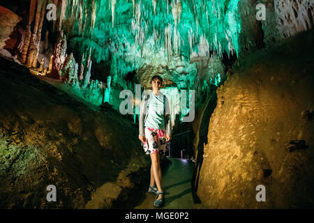 Kutaisi, Géorgie. Jeune femme posant dans Kumistavi Aussi appelé Prometheus Cave Grotte. Banque D'Images