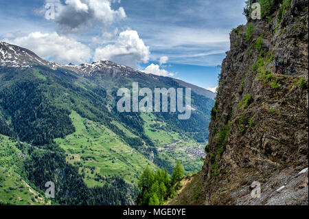 Un homme monte un vtt sur un chemin raide sur le bord d'une falaise près de la ville de Loèche-les-Bains en Valais, Suisse. Banque D'Images