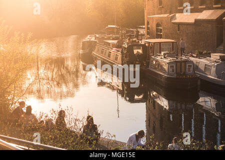 Le mode de vie, de barges, de socialiser et de profiter du soleil sur Regents Canal un soir d'été lorsque le soleil se couche Banque D'Images