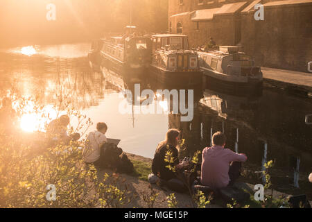 Le mode de vie, de barges, de socialiser et de profiter du soleil sur Regents Canal un soir d'été lorsque le soleil se couche Banque D'Images