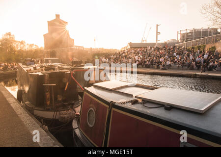 Le mode de vie, de barges, de socialiser et de profiter du soleil sur Regents Canal un soir d'été lorsque le soleil se couche Banque D'Images