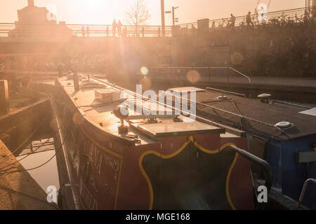 Le mode de vie, de barges, de socialiser et de profiter du soleil sur Regents Canal un soir d'été lorsque le soleil se couche Banque D'Images