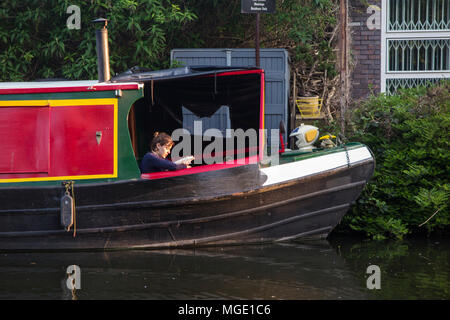 Le mode de vie, de barges, de socialiser et de profiter du soleil sur Regents Canal un soir d'été lorsque le soleil se couche Banque D'Images