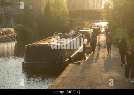 Le mode de vie, de barges, de socialiser et de profiter du soleil sur Regents Canal un soir d'été lorsque le soleil se couche Banque D'Images